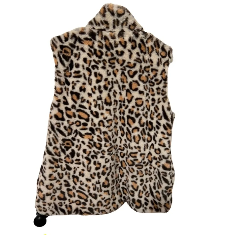 Animal Print Fleece Vest w/pockets - Picture 4 of 6